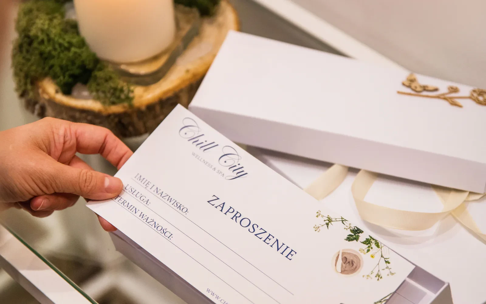 Voucher w ozdobnym opakowaniu