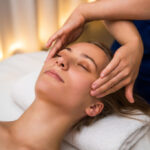 Klientka relaksuje się podczas zabiegu masażu kobido