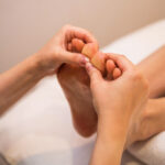 Terapeuta spa wykonujący masaż stóp