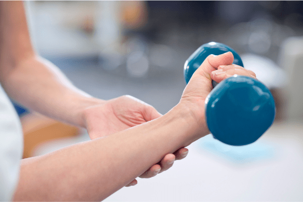 Ręka z ciążarkiem podczas ćwiczeń